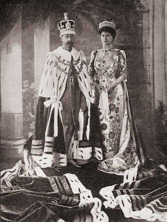 T0HB9X King George V and Queen Mary tate robes after coronation ceremony 1911