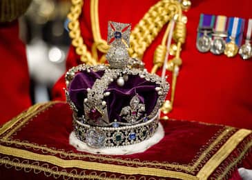 The Royals, le vacanze segrete e i tesori della corona. FOTO
