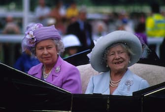Queen Elizabeth The Queen Mother, Queen Elizabeth II, 1990. (Photo by John Shelley Collection/Avalon/Getty Images)