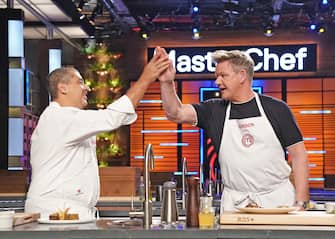 MASTERCHEF: L-R: Guest judge Michael Mina and chef/host Gordon Ramsay in the “Michael Mina Meat Roulette” episode airing Wednesday, July 7 (8:00-9:00 PM ET/PT) on FOX. © 2021 FOX MEDIA LLC. CR: FOX.