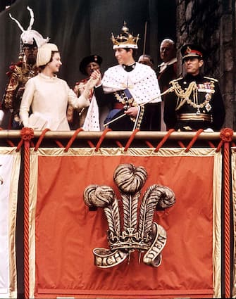 B4WMWN Investiture of Prince Charles as Prince of Wales 01 07 1969 Queen presents Prince Charles to the people of Wales at Queen Eleanor s Gate Caernarvon Castle MSI