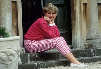 Diana, Princess of Wales (1961 - 1997) sitting on a step at her home, Highgrove House, in Doughton, Gloucestershire, 18th July 1986. (Photo by Tim Graham Photo Library via Getty Images)