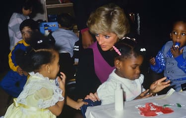 H8YE7G Princess Diana talks To (un-named) children in the Urban Family Center. Henry St. Settlement. New York City. USA. February 2 1989