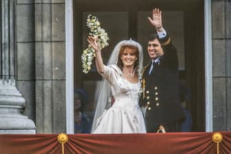View of just-married couple Sarah, Duchess of York, and Prince Andrew, Duke of York, as they wave from the balcony of Buckingham Palace, London, England, July 23, 1986. (Photo by Derek Hudson/Getty Images)