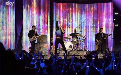I Coldplay alla finale di X Factor cantano Higher Power e My Universe