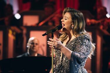KELLY CLARKSON PRESENTS: WHEN CHRISTMAS COMES AROUND -- "Kelly Clarkson Presents: When Christmas Comes Around" -- Pictured: Kelly Clarkson -- (Photo by: Weiss Eubanks/NBC)