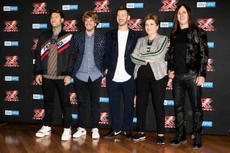 MILAN, ITALY - OCTOBER 22:  (L-R) Fedez, Lodo Guenzi, Alessandro Cattelan, Mara Maionchi and Manuel Agnelli attend  X Factor 2018 photocall at Teatro Linear Ciak on October 22, 2018 in Milan, Italy.  (Photo by Rosdiana Ciaravolo/Getty Images)