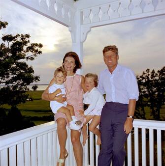 ST-C22-1-62 ST-C22-1-62 4 August 1962
The Kennedy family poses for a portrait on a porch in Hyannis Port, Massachusetts. (L-R) John F. Kennedy, Jr.; First Lady Jacqueline Kennedy; Caroline Kennedy; President John F. Kennedy.
Please credit â Cecil Stoughton. White House Photographs. John F. Kennedy Presidential Library and Museum, Bostonâ