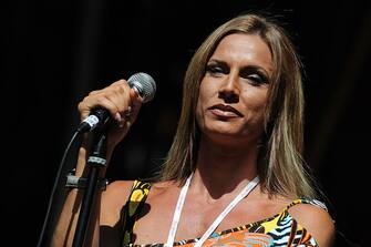 95718339 MILAN, ITALY - JUNE 21: Singer Annalisa Minetti performs at the charity concert "Amiche Per L'Abruzzo" on June 21, 2009 in Milan, Italy. (Photo by Morena Brengola/Redferns)