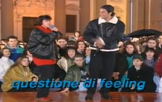 (KIKA) - Era il 28 settembre 1992 quando all&#39;ora di cena debuttava su Italia Uno un nuovo programma: il karaoke. Condotto da un ex animatore nei villaggi turistici, Fiorello, venne lanciato allo sbaraglio contro le corazzate rappresentate dai telegiornali. Fu subito un successo, che crebbe di puntata in puntata.A metÃ  tra Campanile Sera e la Corrida, il Karaoke viaggiÃ² su e giÃ¹ per l&#39;Italia, offrendo a cantanti, provetti, improvvisati o negati, la possibilitÃ  di calcare il palco itinerante e dare prova delle proprie abilitÃ  vocali, garantendosi, se non il quarto d&#39;ora di celebritÃ  di warholiana memoria, almeno due minuti, il tempo di una canzone.Tra tanti concorrenti improbabili, alcuni sono diventati star di prima grandezza del panorama dello showbiz italiano: da Elisa, che si esibÃ¬ quindicenne sulle note di Questione di feeling, destinata addirittura a vincere Sanremo nel 2000 a Laura Chiatti, giovanissima ma giÃ  bellissima, da Camila Raznovich, stessi tratti di oggi ma un look decisamente meno glamour, a Silvia Salemi, che vinse la puntata della sua cittÃ , Palazzolo Acreide, ad Annalisa Minetti, poi concorrente a Miss Italia e Sanremo (vinse con Toto Cutugno) e addirittura primatista paralimpica, e perfino Tiziano Ferro.Oggi il karaoke torna: al posto di quell&#39;ex animatore, oggi diventato il piÃ¹ apprezzato showman italiano, il comico Pintus. FarÃ  rimpiangere il suo predecessore o si aprirÃ  una nuova, fortunata stagione?

