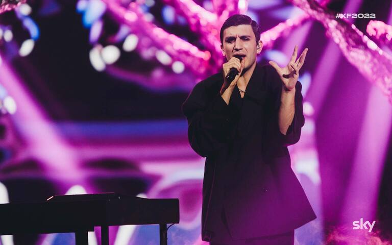 X Factor, i Santi Francesi cantano Creep (e fanno commuovere Francesca ...
