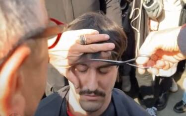 MasterChef, Bruno Barbieri ha tagliato i capelli a Edoardo. VIDEO