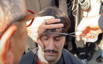 MasterChef, Bruno Barbieri ha tagliato i capelli a Edoardo. VIDEO