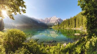 Lago di Fusine mit Blick auf den Berg Gangart in den Juliaschen Alpen