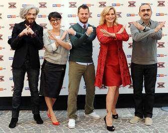 MILAN, ITALY - OCTOBER 18: ( L-R) Marco Castoldi, Rosalba Pippa, Alessandro Cattelan, Simona Ventura and Stefano Belisari attend X Factor Press Conference on October 18, 2011 in Milan, Italy.  (Photo by Stefania D'Alessandro/Getty Images)