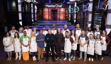 MASTERCHEF: Host/judge Gordon Ramsay (C) and judges Aarón Sánchez (center L) and Joe Bastianich (center R) with contestants in the “State Fair” episode of MASTERCHEF airing Wednesday, June 21 (8:00-9:02 PM ET/PT) on FOX. © 2023 FOXMEDIA LLC. Cr: FOX.