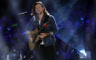 Un momento dell'esibizione di Enrico Nigiotti durante la puntata finale dell'undicesima edizione di X Factor al Forum di Assago in onda questa sera su Sky. Milano, 14 dicembre 2017. ANSA / MATTEO BAZZI