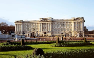 Buckingham Palace, City of Westminster, London, c1990-2010. Exterior view. Originally a large townhouse built for the Duke of Buckingham in 1703 to the design of William Winde. on a site which had been in private ownership for at least 150 years. Acquired by King George III in 1761 as a private residence for Queen Charlotte, during the 19th century it was enlarged, principally by architects John Nash and Edward Blore. Artist Unknown. (Photo by English Heritage/Heritage Images/Getty Images)