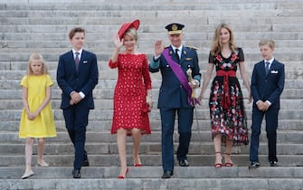 1003018388 BRUSSEL, BELGIUM - JULY 21:Princess Eleonore, Prince Gabriel, Queen Mathilde, King Philip of Belgium, Princess Elisabeth and Prince Emmanuel attend the Te Deum at the Saint Gudule and Michel Cathedral on July 21, 2018 in Brussel, Belgium. (Photo by Patrick Aventurier/WireImage )