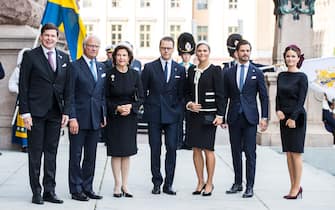 1167229684 STOCKHOLM, SWEDEN - SEPTEMBER 10: Andreas Norlen, King Carl XVI Gustaf of Sweden, Queen Silvia of Sweden, Prince Daniel of Sweden, Crown Princess Victoria of Sweden, Prince Carl Philip of Sweden, and Princess Sofia of Sweden pose for a picture upon arriving at the Swedish Parliament House for the opening of the new parliamentary session on September 10, 2019 in Stockholm, Sweden. (Photo by Michael Campanella/Getty Images)
