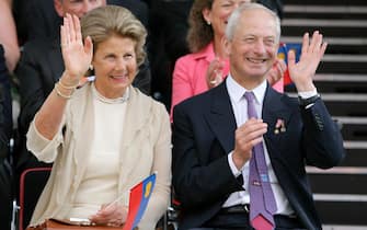 71425084 Vaduz, LIECHTENSTEIN: Mother and father of Crown Prince Alois, Marie of Liechtenstein (L) and Prince Hans-Adam II of Liechtenstein wave to the crowd during the parade in Vaduz 12 July 2006 during celebrations for the small Alpine principality's 200th anniversary. Hans-Adam II handed over the reins of power to his son in 2004. AFP PHOTO PETER KLAUNZER (Photo credit should read PETER KLAUNZER/AFP via Getty Images)