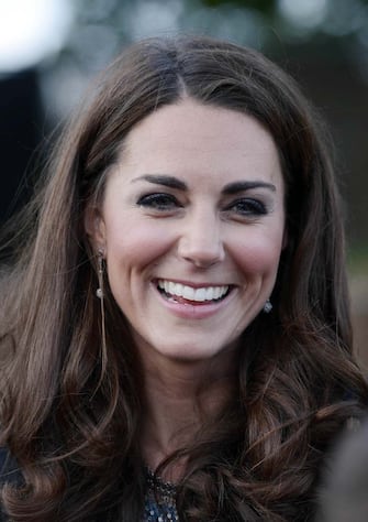 Kate Middleton ad una rappresentazione teatrale al Kensington Gardens The Duchess of Cambridge as she hosts 150 children and young people from The Art Room at a performance of The Lion, The Witch and The Wardrobe at Kensington Gardens, London. PRESS ASSOCIATION Photo. Picture date: Friday June 15, 2012. See PA story ROYAL Kate. Photo credit should read: Rebecca Naden/PA Wire