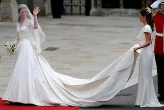 157652191 Kate Middleton waves as she arrives at the West Door of Westminster Abbey in London for her wedding to Britain's Prince William, on April 29, 2011. AFP PHOTO / ODD ANDERSEN (Photo credit should read ODD ANDERSEN/AFP via Getty Images)