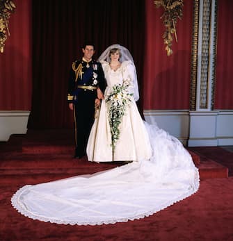 877443232 LONDON,UNITED KINGDOM - JULY 29: Diana, Princess of Wales and Prince Charles pose for the official photograph by Lord Lichfield in Buckingham Palace at their wedding on July 29, 1981 in St. Pauls Cathedral, London. (Photo by David Levenson/Getty Images)