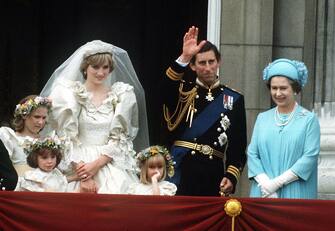 73399980 The Prince and Princess of Wales pose on the balcony of Buckingham Palace on their wedding day, with the Queen and some of the bridesmaids, 29th July 1981. (Photo by Terry Fincher/Princess Diana Archive/Getty Images)