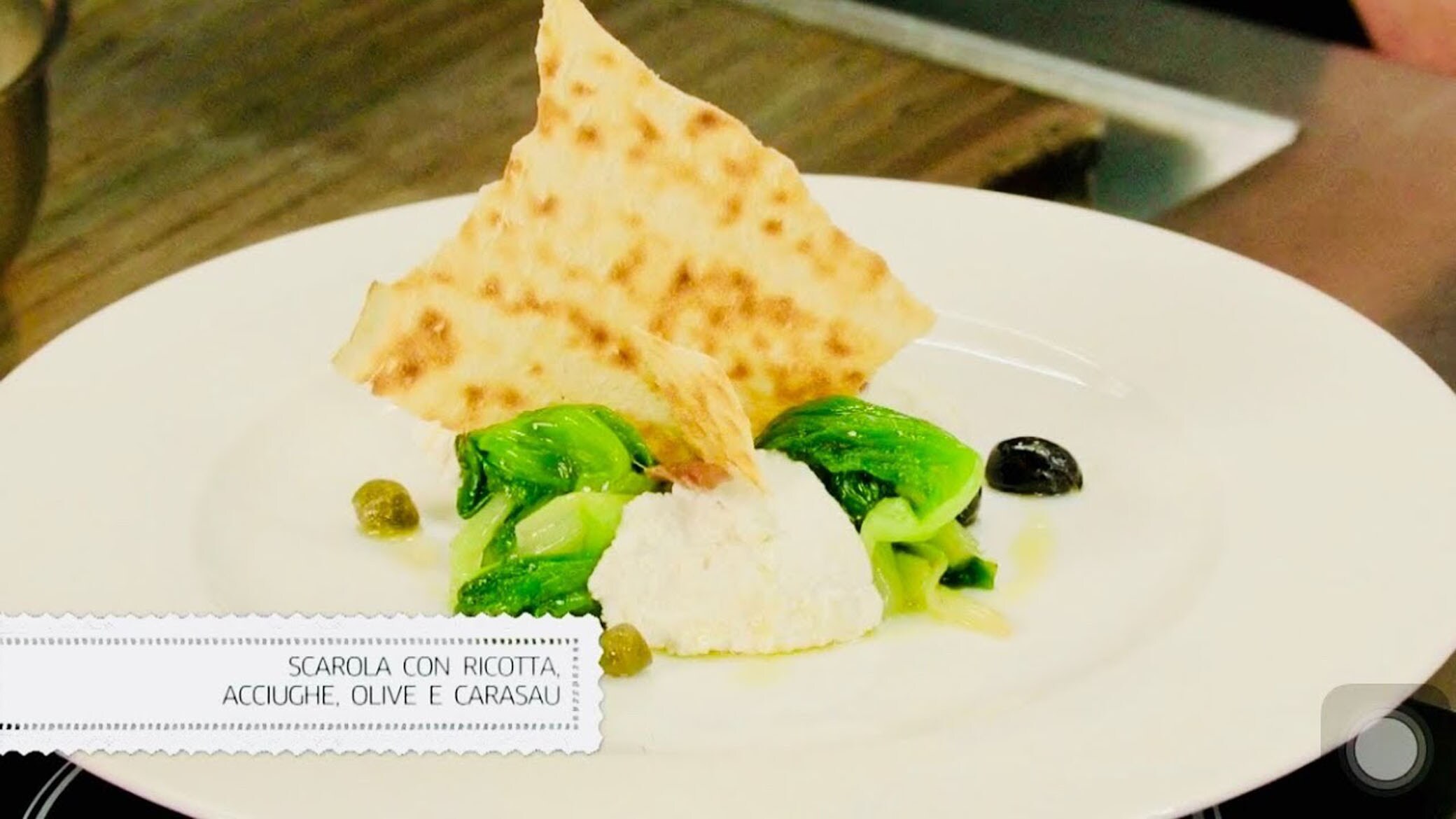 Scarola con ricotta, acciughe, olive e carasau