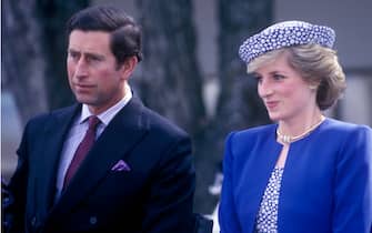 1041871484 Charles, Prince of Wales, and Diana, Princess of Wales, visit Canada, Diana is wearing a Catherine Walker suit and a hat by Graham Smith at Kangol, City Hall, Prince George, British Columbia, 4th May 1986. (Photo by John Shelley Collection/Avalon/Getty Images)