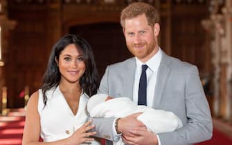 1142167980 WINDSOR, ENGLAND - MAY 08: Prince Harry, Duke of Sussex and Meghan, Duchess of Sussex, pose with their newborn son Archie Harrison Mountbatten-Windsor during a photocall in St George's Hall at Windsor Castle on May 8, 2019 in Windsor, England. The Duchess of Sussex gave birth at 05:26 on Monday 06 May, 2019. (Photo by Dominic Lipinski - WPA Pool/Getty Images)