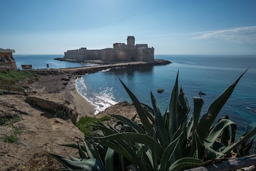 LE CASTELLA, ISOLA CAPO RIZZUTO, CALABRIA, ITALY - 2017/11/23: A view of the Aragonese Castle of Le Castella, in Calabria, southern Italy. An important tourist destination of Calabria visited every year by thousands of people. (Photo by Alfonso Di Vincenzo/KONTROLAB /LightRocket via Getty Images)