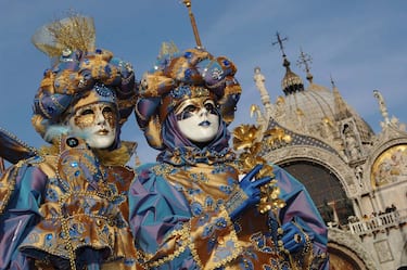 VENICE, ITALY - FEBRUARY 23: Traditionaly masked Venetians pose on San Marco square during the Carnival February 23, 2006 in Venice, Italy. The Carnival traditionally celebrates the passing of winter with parties, balls and costumes in the run-up to the Christian observation of Lent. (Photo by Franco Origlia/Getty Images)