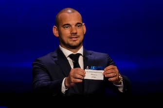 MONACO, MONACO - AUGUST 29: Dutch Former player Wesley Sneijder shows Internazionale Milano (ITA) during the Kick-Off 2019/2020 - UEFA Champions League Draw on August 29, 2019 in Monaco, Monaco. (Photo by Eurasia Sport Images/Getty Images)