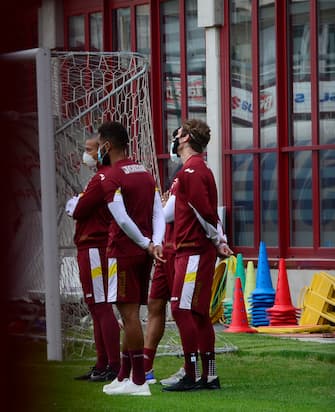 Giocatori del Torino, con i volti coperti da una mascherina sanitaria, all'arrivo allo stadio Filadelfia che ha riaperto questa mattina i cancelli per accogliere i giocatori del Torino che hanno iniziato gli allenamenti individuali, Torino , 8 maggio 2020. ANSA/ EDOARDO SISMONDI