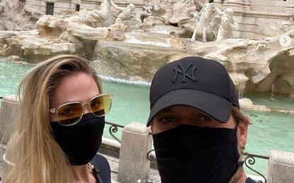 Coronavirus, Totti a passeggio per Roma con mascherina e cappellino