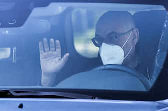Juventus' Italian coach Maurizio Sarri, wearing a face mask, arrives in his car to attend a training session on May 18, 2020 at the Continassa training ground in Turin during the country's lockdown aimed at curbing the spread of the COVID-19 infection, caused by the novel coronavirus. (Photo by Marco Bertorello / AFP) (Photo by MARCO BERTORELLO/AFP via Getty Images)