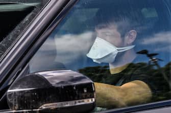 Juventus' Welsh midfielder Aaron Ramsey, wearing  aface mask, arrives in his car to attend a training session on May 18, 2020 at the Continassa training ground in Turin during the country's lockdown aimed at curbing the spread of the COVID-19 infection, caused by the novel coronavirus. (Photo by Marco Bertorello / AFP) (Photo by MARCO BERTORELLO/AFP via Getty Images)