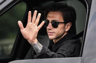 Juventus' Italian forward Federico Bernardeschi waves as he arrives in his car to attend training on May 19, 2020 at the club's Continassa training ground in Turin, as the country's lockdown is easing after over two months, aimed at curbing the spread of the COVID-19 infection, caused by the novel coronavirus. (Photo by Marco Bertorello / AFP) (Photo by MARCO BERTORELLO/AFP via Getty Images)