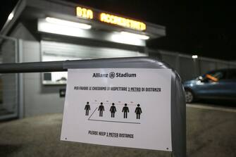 1211213600 TURIN, ITALY - MARCH 08: A sign indicating safe distances between people outside the stadium media entrance before the Serie A match between Juventus and FC Internazionale at Allianz Stadium on March 08, 2020 in Turin, Italy. (Photo by Jonathan Moscrop/Getty Images)