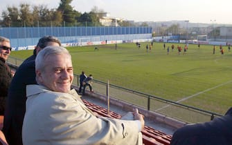 L'allenatore Gigi Simoni al campo di allenamento della squadra del Napoli, in una immagine dell'11 novembre 2003.
ANSA/CESARE ABBATE 