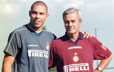 Ronaldo (S) posa con Gigi Simoni al termine del suo primo allenamento con l'Inter, in una immagine del 26 luglio 1997.
ANSA/PINO FARINACCI