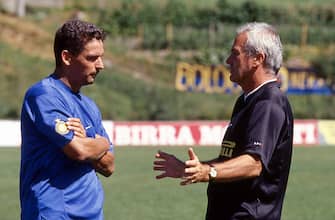 1998 Roberto Baggio of FC Internazionale talks to Luigi Simoni head coach of FC Internazionale during the training session, Italy.  (Photo by Alessandro Sabattini/Getty Images)
