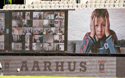 Aarhus, tifosi allo stadio con Zoom: volti proiettati in tribuna. FOTO