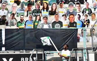 epa08456327 Moenchengladbach's Marcus Thuram celebrates in front of cardboards with photographs of Gladbach fans on the stands after winning the German Bundesliga soccer match between Borussia Moenchengladbach and Union Berlin in Moenchengladbach, Germany, 31 May 2020.  EPA/MARTIN MEISSNER / POOL CONDITIONS - ATTENTION: The DFL regulations prohibit any use of photographs as image sequences and/or quasi-video.