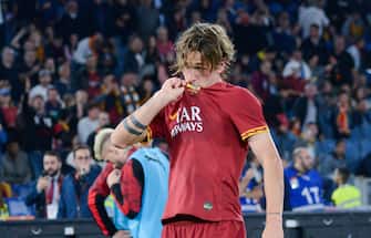 ROME, ITALY - OCTOBER 27: Nicol√≤ Zaniolo of AS Roma celebrates kissing the shirt after scoring goal 2-1 during the Serie A match between SS Lazio and Torino FC at Stadio Olimpico on October 30, 2019 in Rome, Italy. (Photo by Silvia Lore/Getty Images)