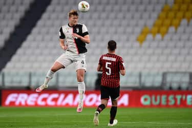 Juventus' Dutch defender Matthijs de Ligt (L) heads the ball during the Italian Cup (Coppa Italia) semi-final second leg football match Juventus vs AC Milan on June 12, 2020 at the Allianz stadium in Turin, the first to be played in Italy since March 9 and the lockdown aimed at curbing the spread of the COVID-19 infection, caused by the novel coronavirus. (Photo by Miguel MEDINA / AFP) (Photo by MIGUEL MEDINA/AFP via Getty Images)