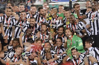 Juventus players celebrate after winning 2-1 the Italian Tim Cup final match (Coppa Italia) between Juventus and Lazio on May 20, 2015 at the Stadio Olimpico in Rome.     AFP PHOTO / ANDREAS SOLARO        (Photo credit should read ANDREAS SOLARO/AFP via Getty Images)