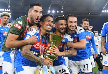 Players of Napoli celebrate with the trophy after winning the Italian Cup final soccer match between SSC Napoli and Juventus FC at the Olimpico stadium in Rome, Italy, 17 June 2020. Napoli won 4-2 on penalties.  ANSA/ETTORE FERRARI